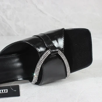 Kadın yüksek topuklu sandalet 2022 Yaz Yeni PU Siyah Basit Kristal Flop Burnu açık yüksek Topuklu ayakkabılar Moda Dış Terlik 7CM