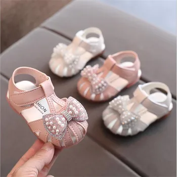 Yeni Yaz Bebek Sandalet Moda Deri Tatlı Çocuk Sandalet Kızlar için Yürümeye Başlayan Bebek Nefes Yumuşak Alt İçi Boş Sandalet